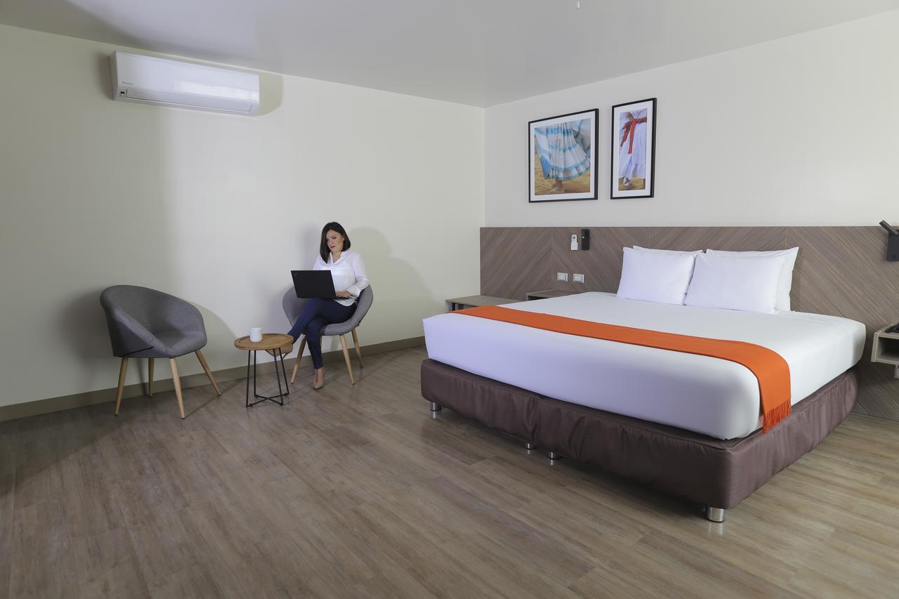 Hotel Casa Andina Standard Trujillo Plaza Esterno foto