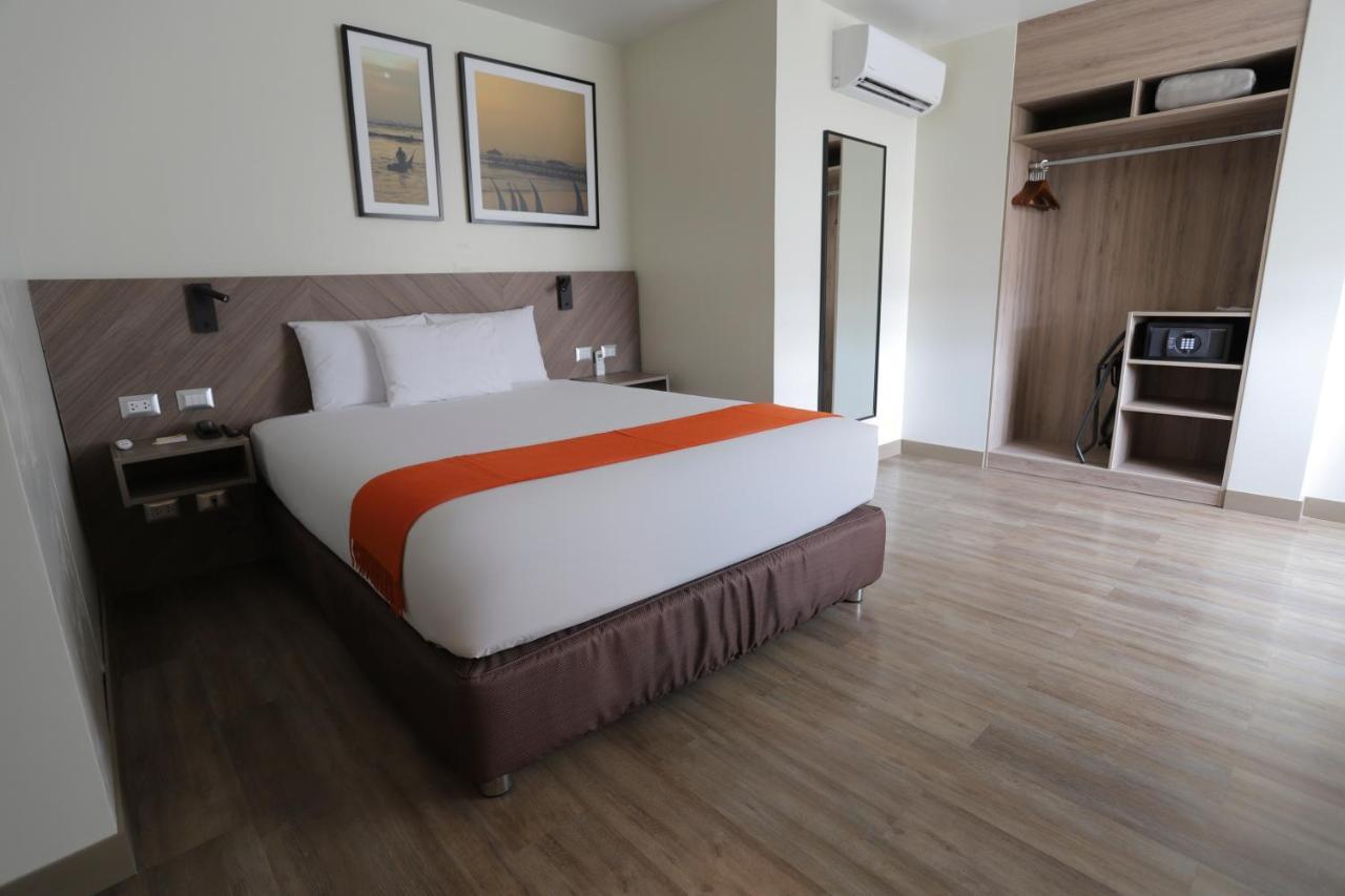 Hotel Casa Andina Standard Trujillo Plaza Esterno foto